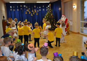 Dzieci z grupy II tańczą dla Świętego Mikołaja